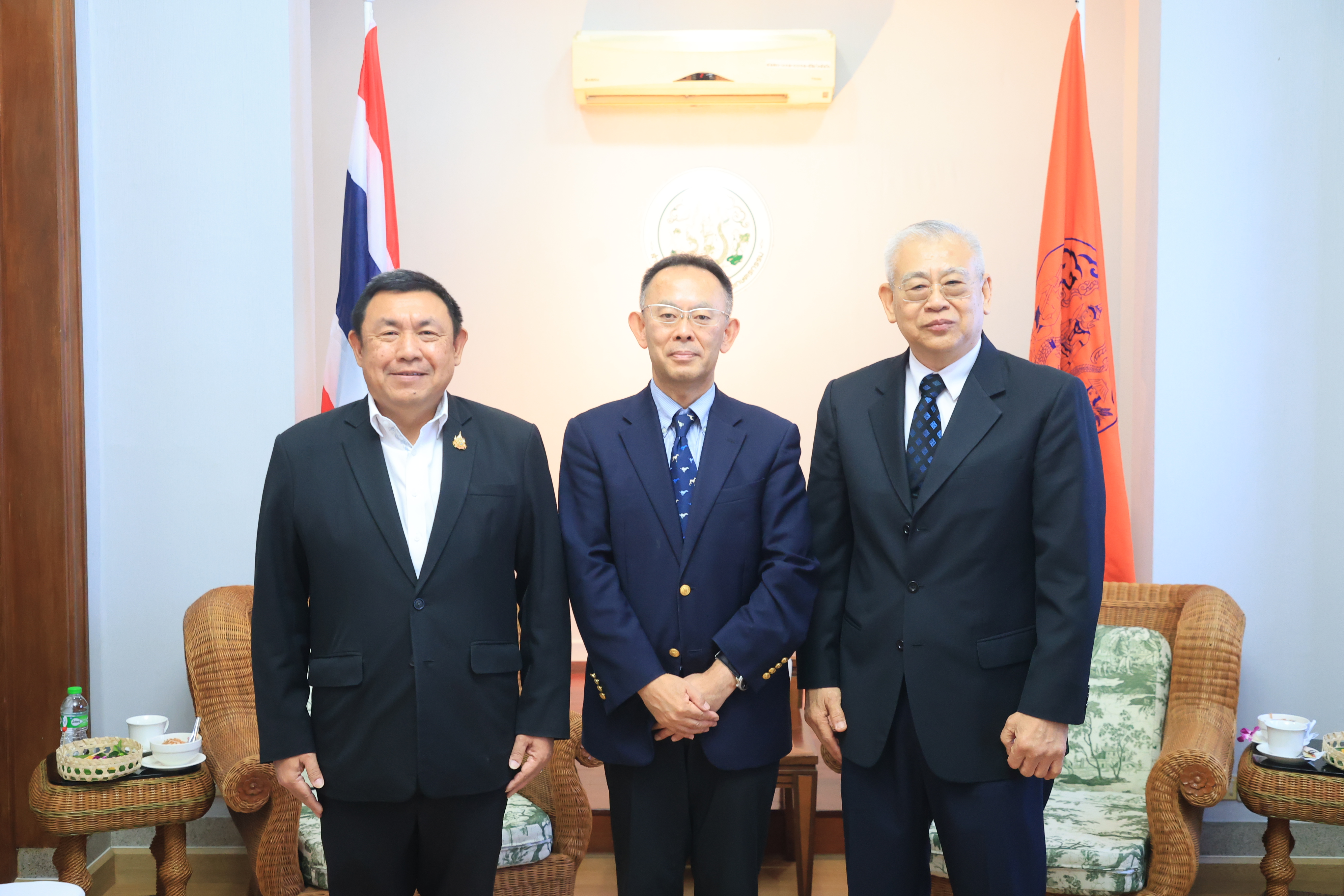 title - ส.ป.ก. ร่วมต้อนรับผู้แทนกระทรวงเกษตรฯ ญี่ปุ่น (MAFF) เข้าคารวะอดีตรมว.เกษตรฯ ไทย ร่วมแบ่งปันวิสัยทัศน์หนุน “การเกษตร” เป็นรากฐานเชิงยุทธศาสตร์และความมั่นคงระดับชาติ